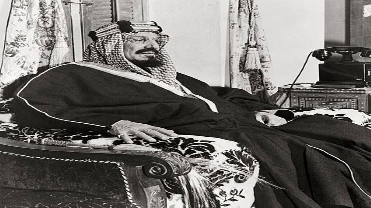 صور قديمة للملك عبدالعزيز مع أبنائه في الرياض