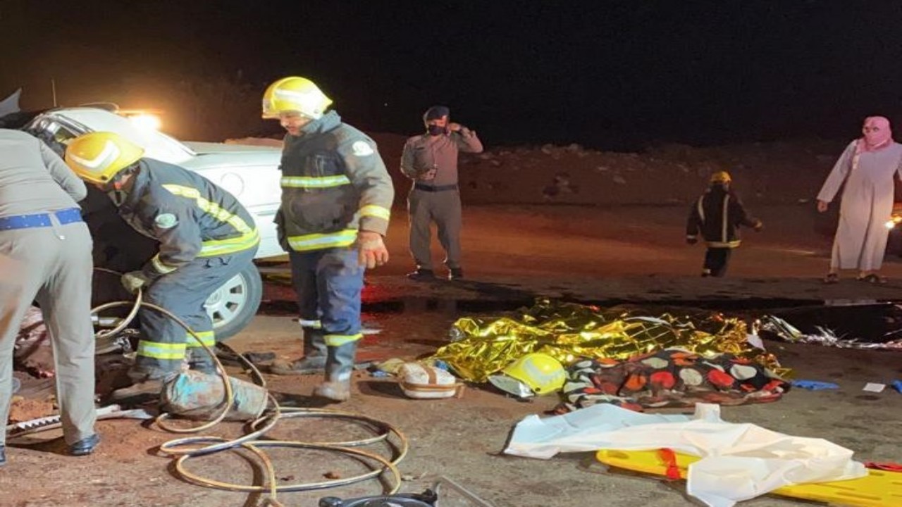 بالصور.. وفاة 8 أشخاص بعد تصادم مركبتهم وانحجازها أسفل شاحنة بالطائف