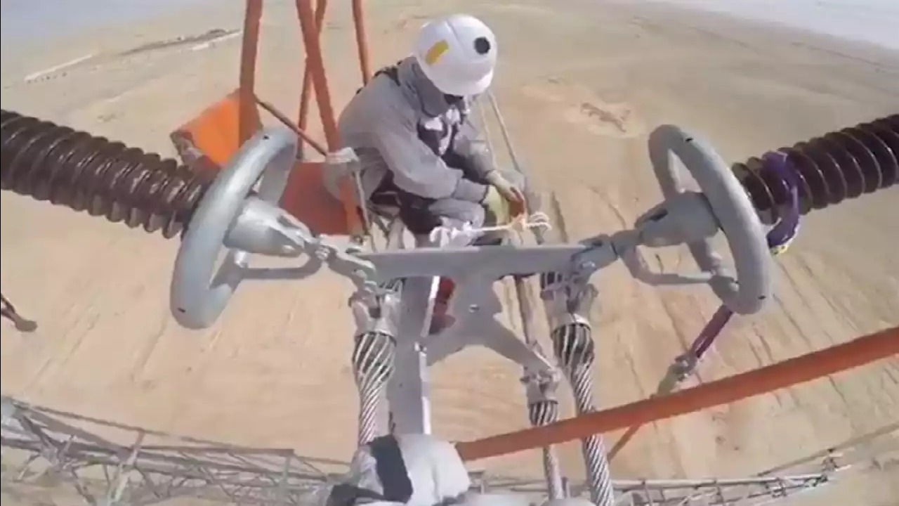 بالفيديو.. فريق سعودي ينجح في تجربة إصلاح عطل بشبكة الكهرباء دون فصل التيار