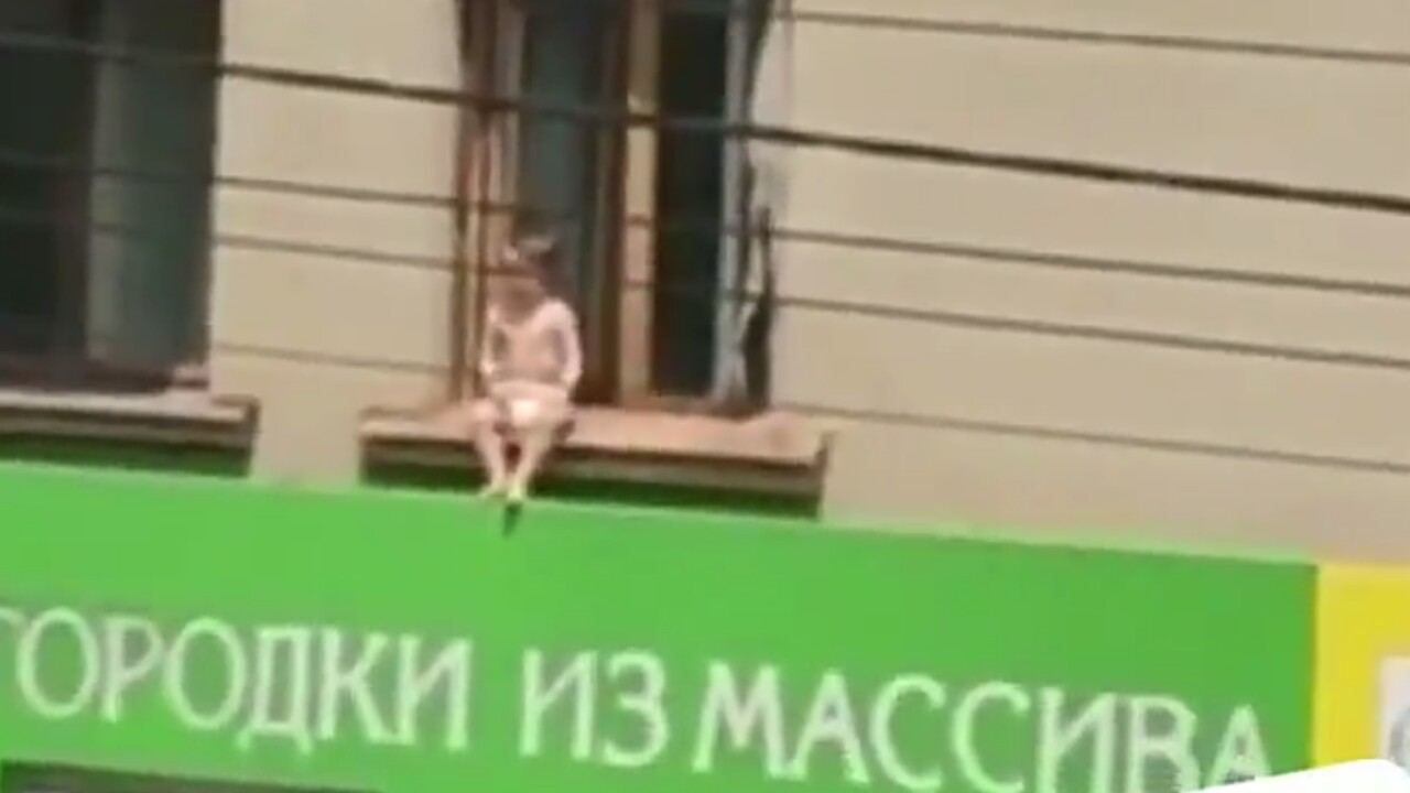 بالفيديو.. لحظة إنقاذ طفل علق على حافة نافذة المنزل