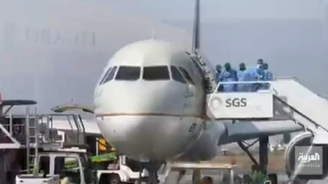 بالفيديو.. تعقيم الطائرات بمطار جازان قبل صعود الركاب