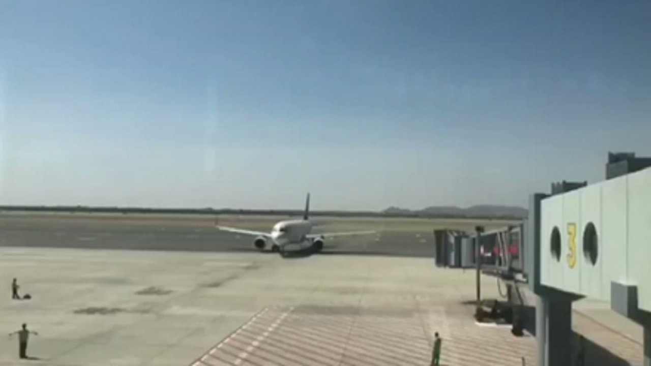 بالفيديو.. وصول أولى الرحلات الجوية إلى مطار نجران الإقليمي