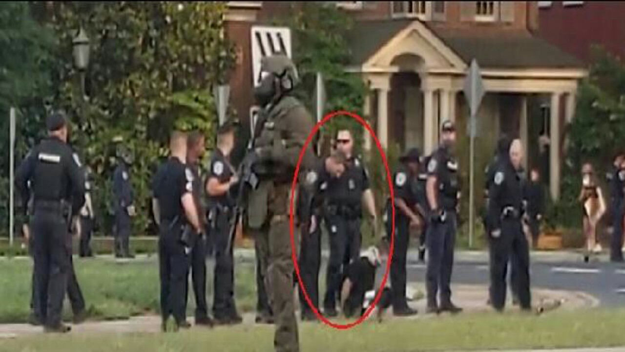 بالفيديو.. لحظة بصق شرطي أمريكي على متظاهرة بعد ضبطها 
