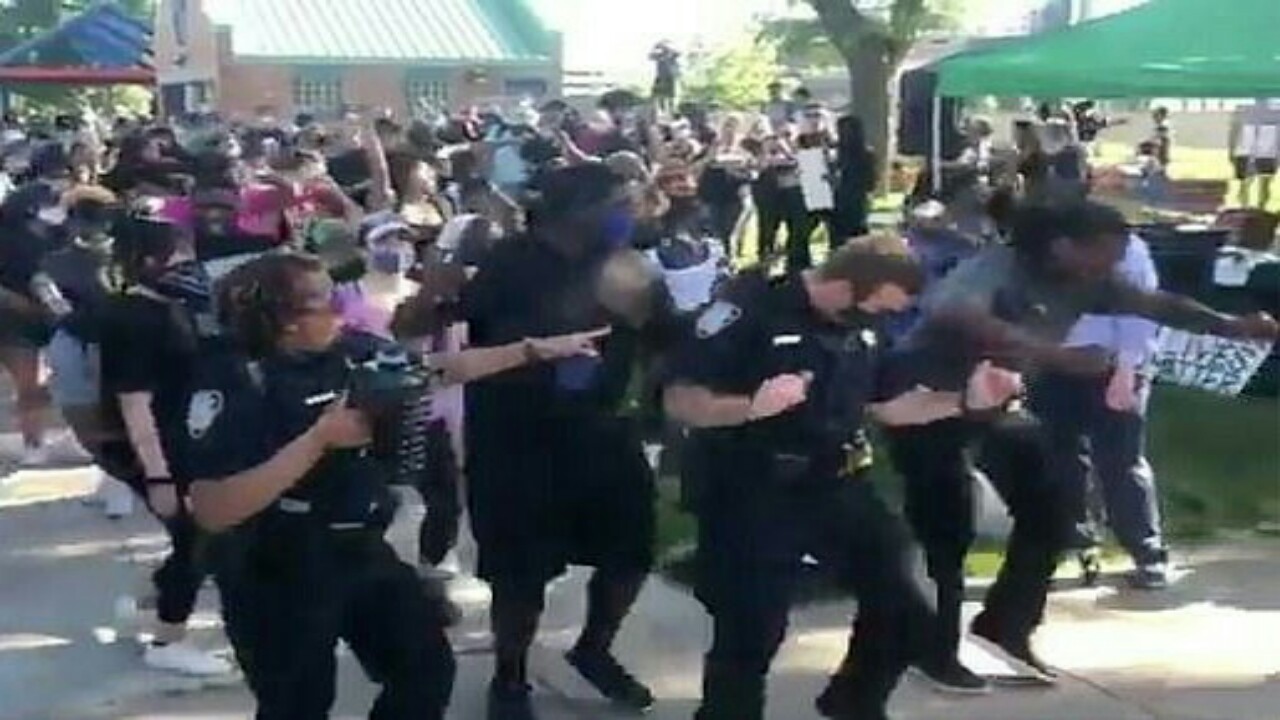 شاهد.. رقص الشرطة الأمريكية مع المتظاهرين في الشوارع