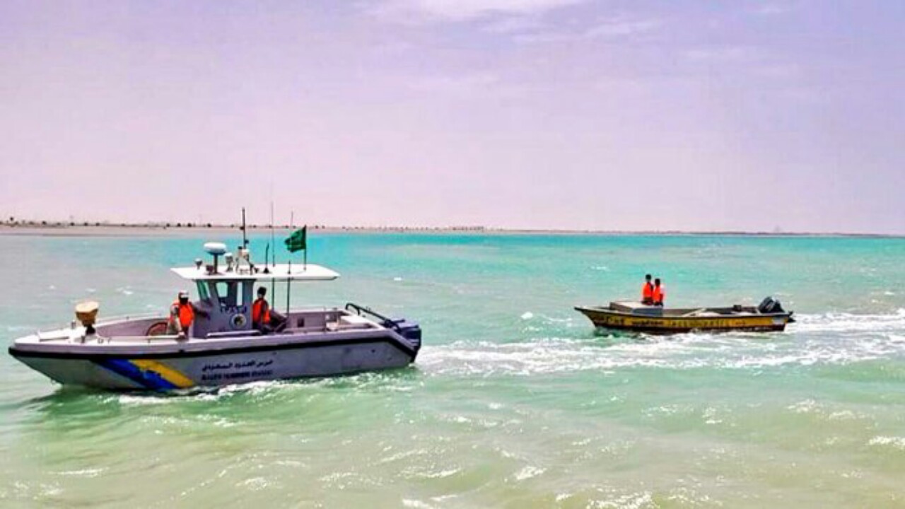 حرس الحدود بالمدينة ينقذ شخصين تعطل قاربهما في عرض البحر بينبع