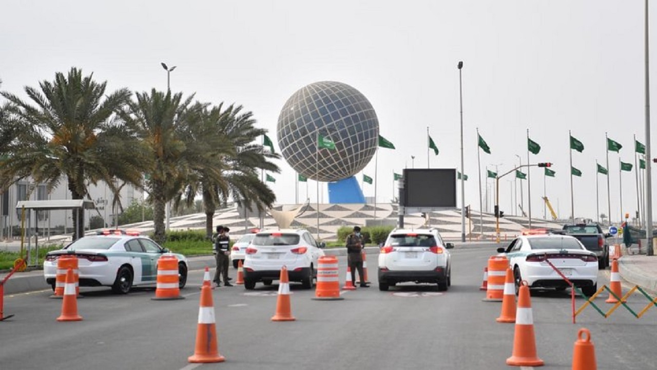 انتشار شرطة مكة في شوارع جدة لتطبيق منع التجول من الثالثة عصرا