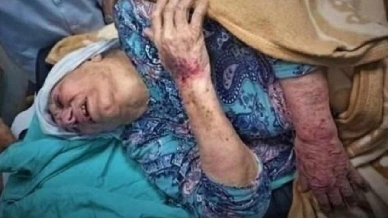 بالفيديو.. حفيد أم الأسرى يطالب بتطبيق القانون بعد إعتداء أفراد من شرطة حماس على جدته