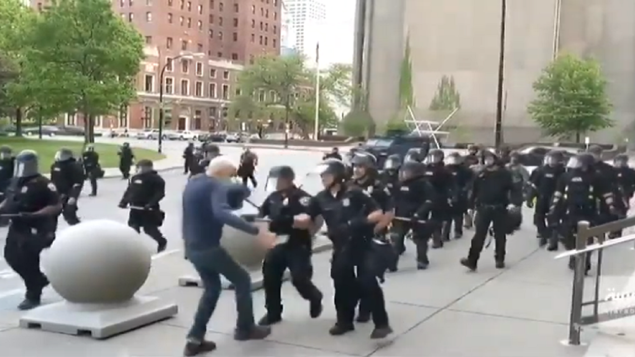بالفيديو ..لحظة اعتداء شرطي أمريكي على مسن سبعيني وإسقاطه أرضاً