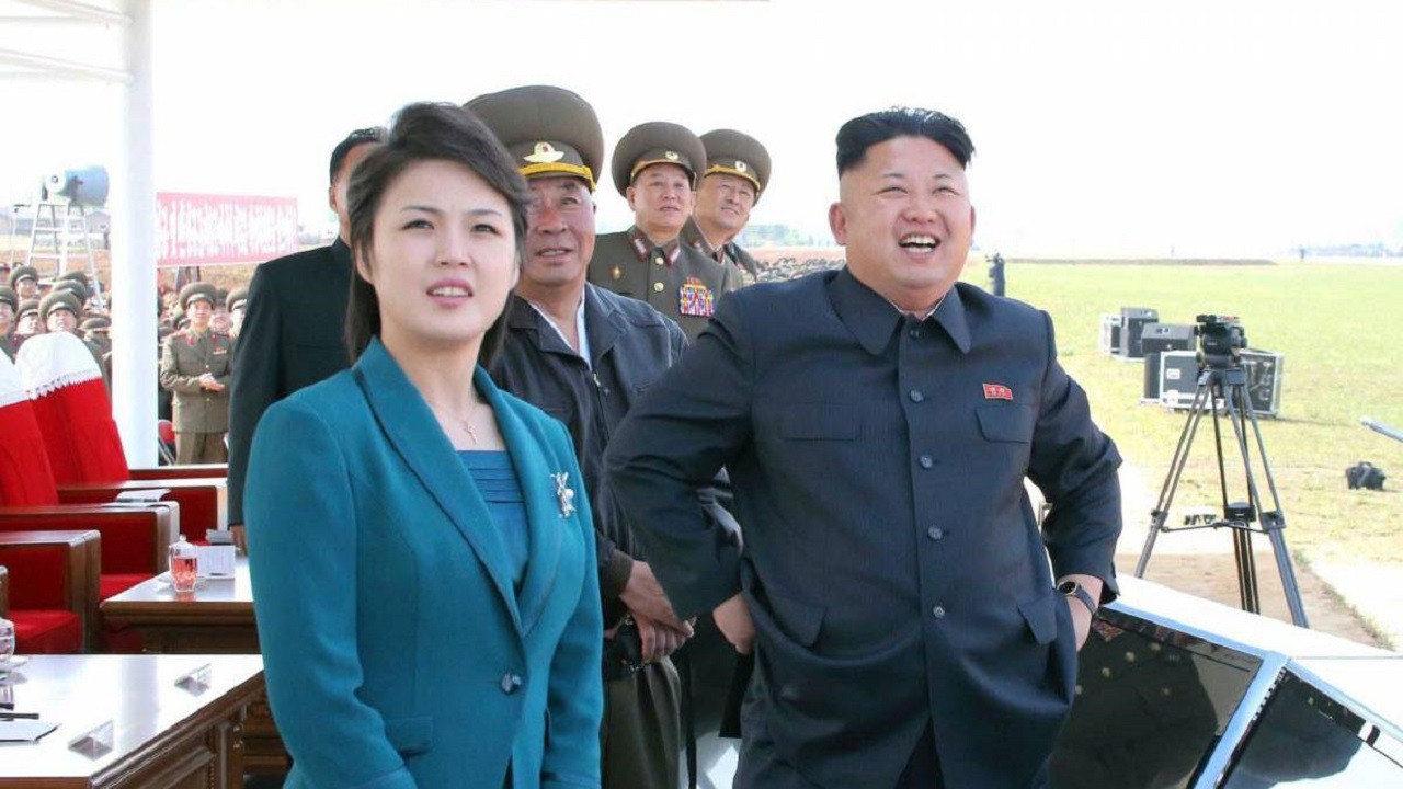 شاهد صورة مهينة لزوجة كيم تشعل حربًا بين الكوريتين