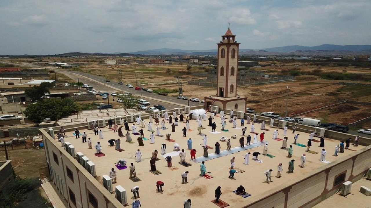 بالصور..استغلال أسطح المساجد لصلاة الجمعة في جازان