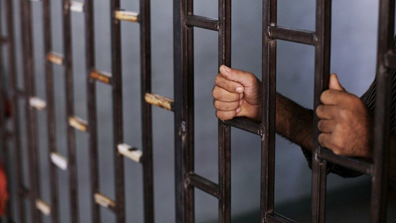 رجل يحصل على البراءة بعد 28 عامًا قضاها في السجن بالخطأ