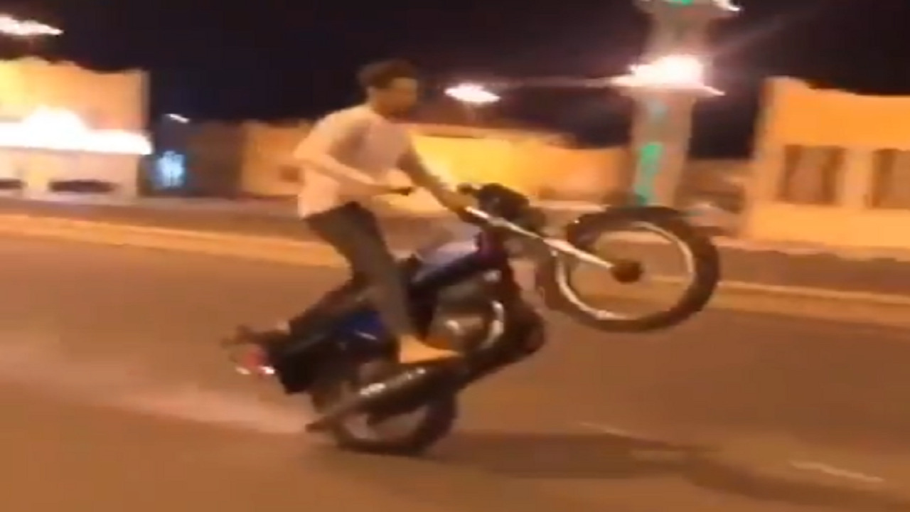 بالفيديو.. القبض على متهور يقود دراجته النارية بدون لوحات بالطائف⁩