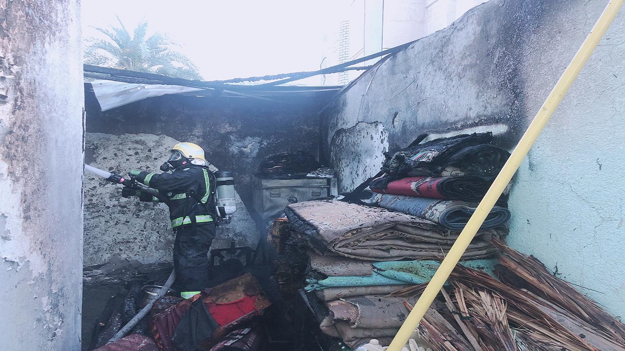 عاملة تضرم النيران في غرفة مواطنة مسنة معاقة بعسير