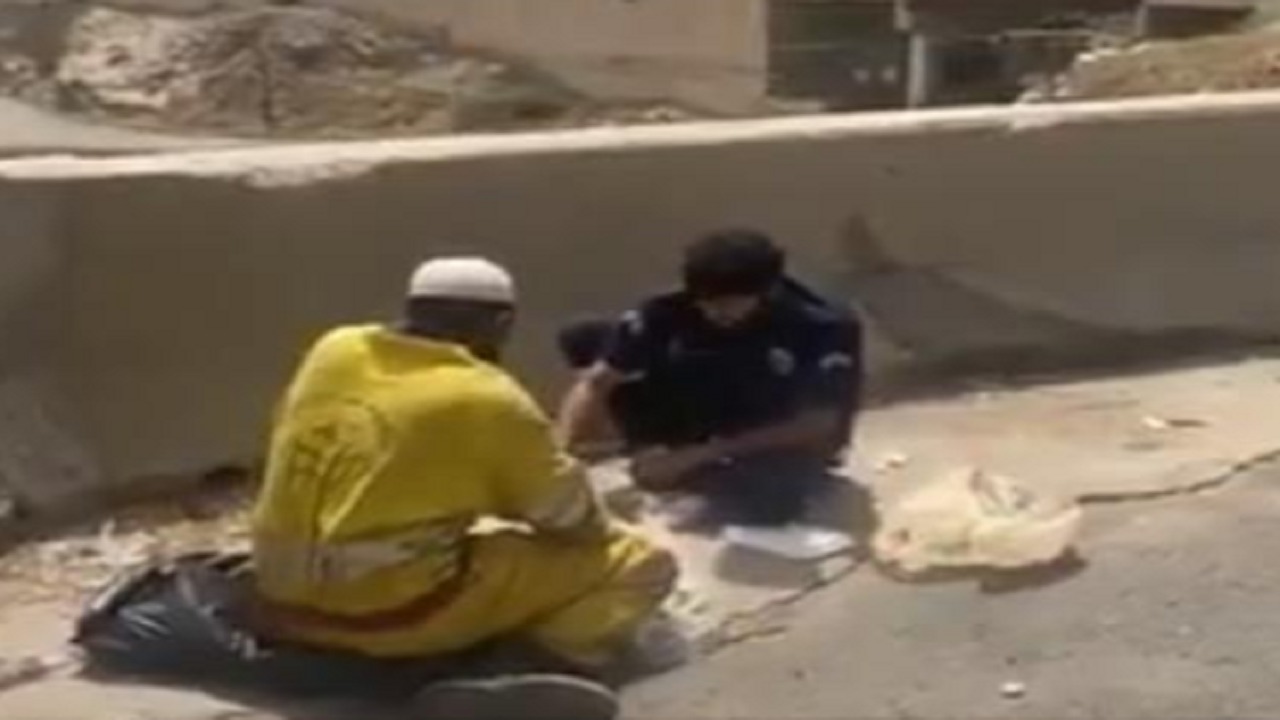 بالفيديو.. مقيم مصري يوثق مشهداً أثار إعجابه لرجل أمن مع عامل نظافة