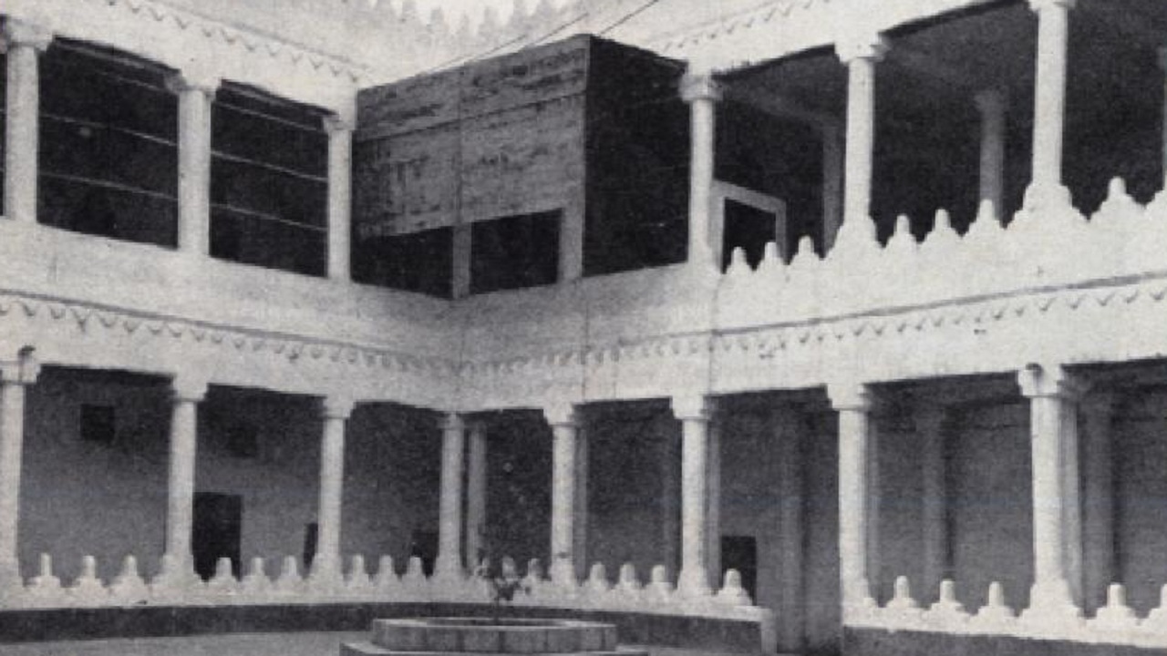صورة تاريخية تظهر فناء قصر المربع بالرياض