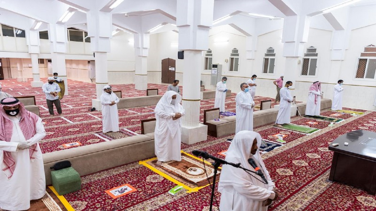 إغلاق 39 مسجدًا بالمملكة بعد إصابات بين المصليين والأئمة (فيديو)