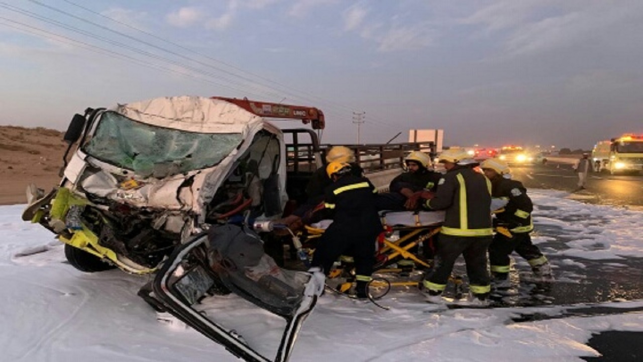 وفاة سائق شاحنة  إثر سقوطها من أعلى  جسر &#8220;الملك فيصل&#8221;