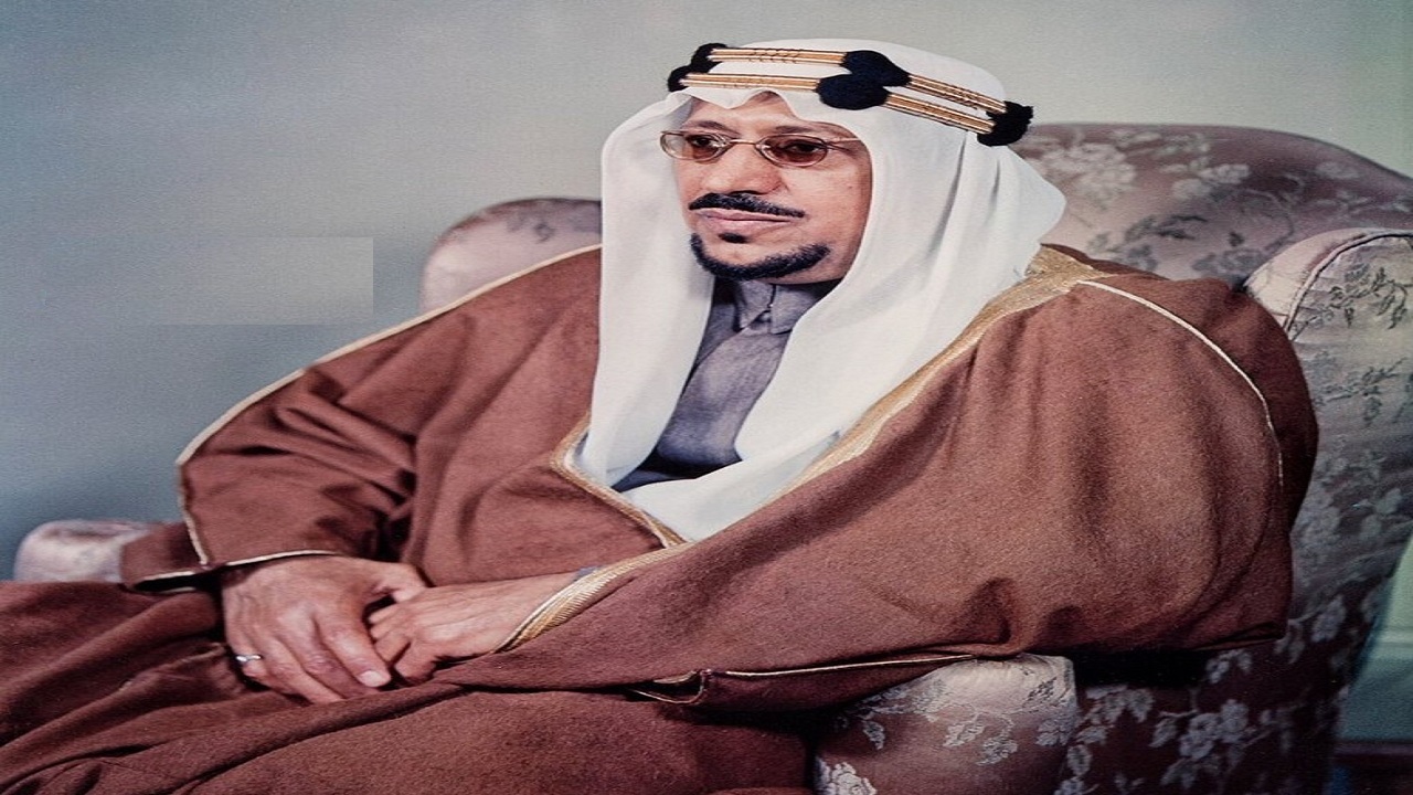 صورة تاريخية تحمل توقيع الملك سعود