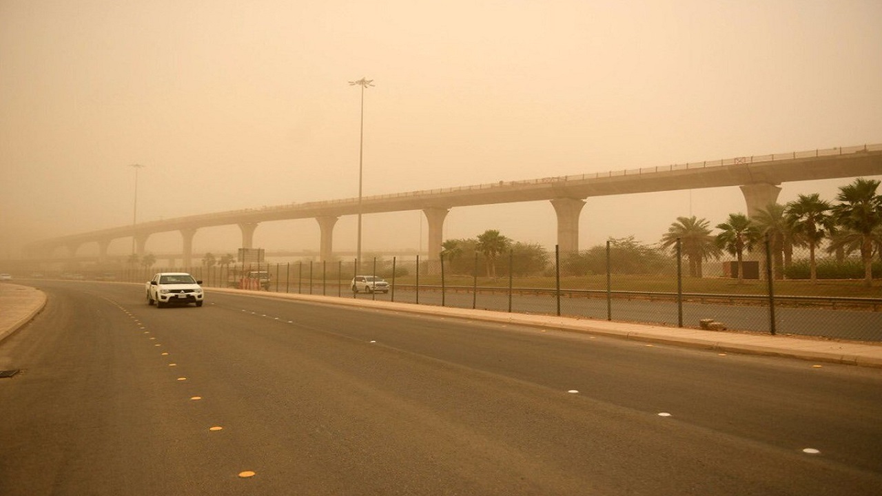 تحذير من موجة غبار كثيفة ضربت طريق الطائف -الرياض