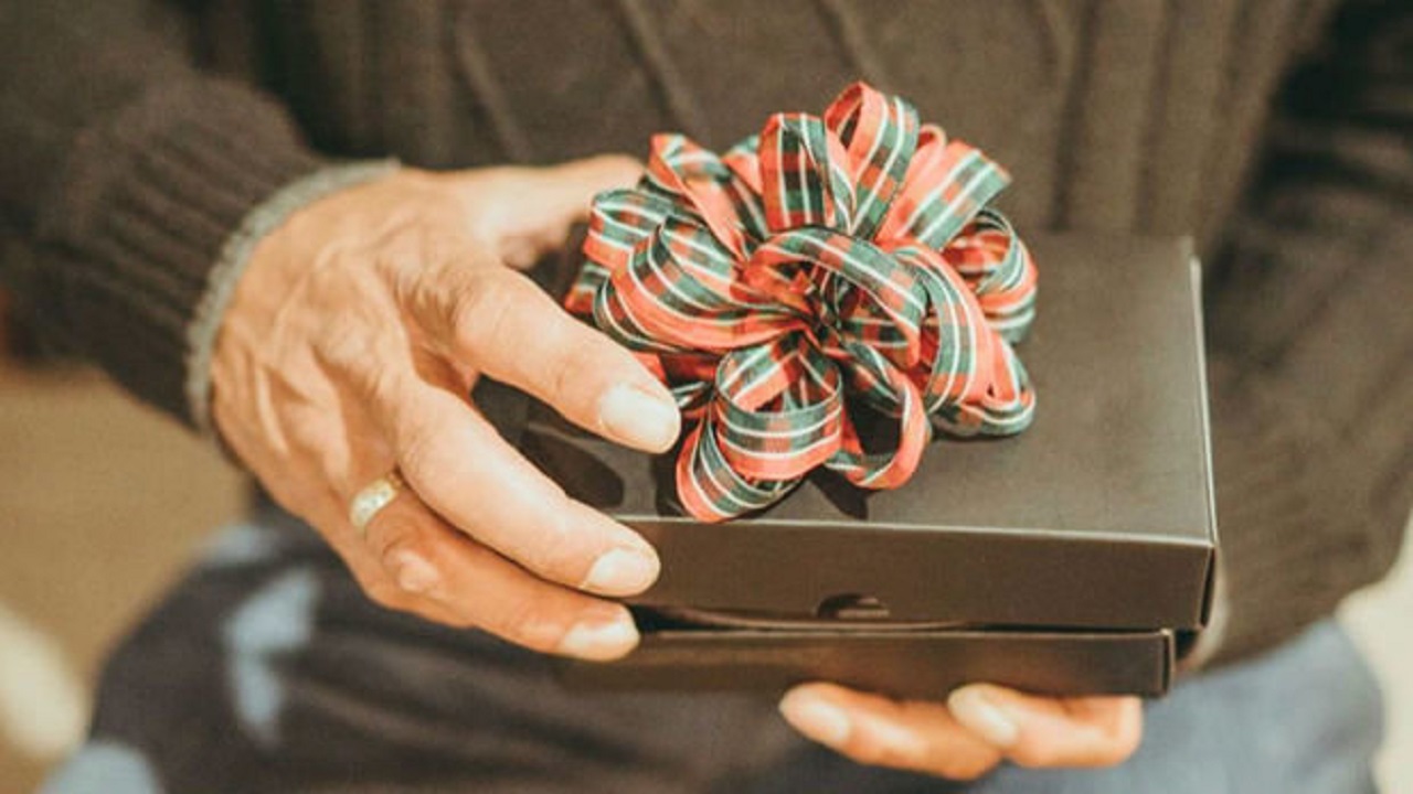 شخص يقدم هدايا لشريكته بمناسبة عيد زواجهما بعد وفاته 