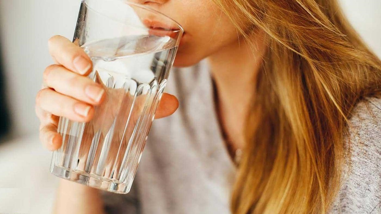 دراسة: فوائد مذهلة لشرب الماء على الريق للجهاز المناعي