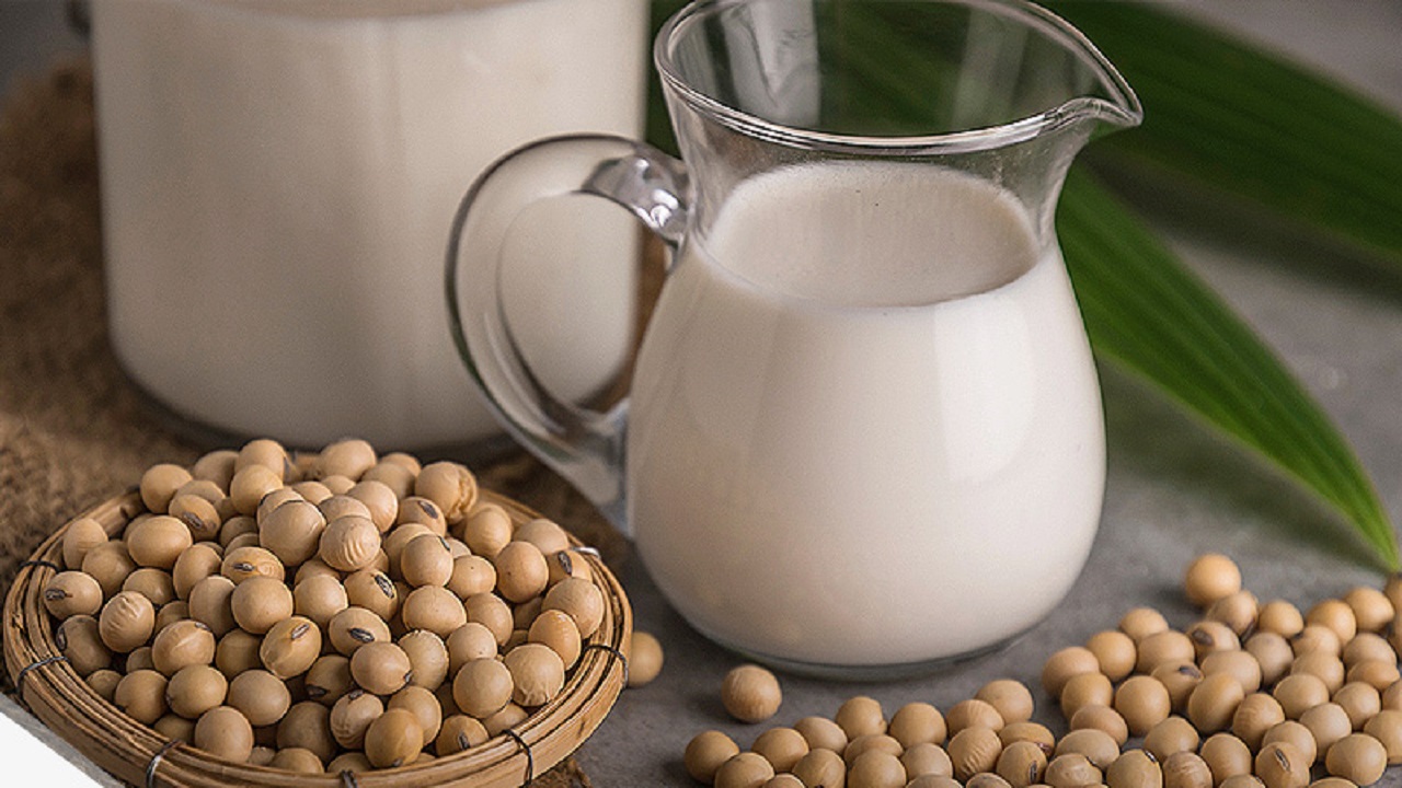 فوائد سحرية لحليب الصويا للراغبات في التسمين أو التنحيف