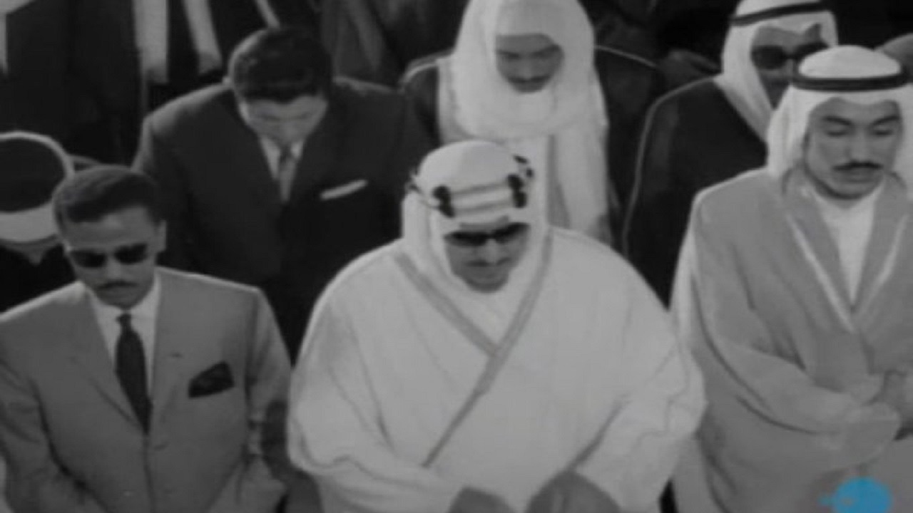 صورة نادرة للملك سعود بين أبنائه في صلاة الجمعة باليونان