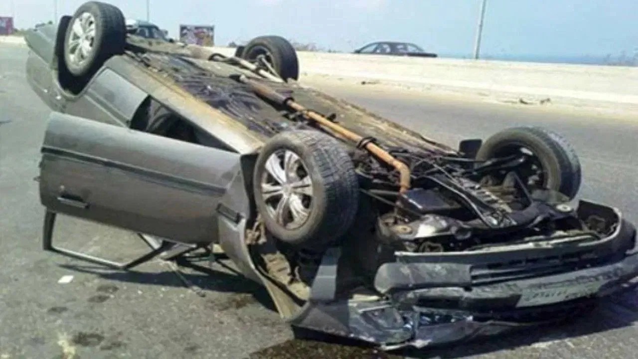 إصابات في حادث اصطدام مركبة بحاجز خرساني في الجموم