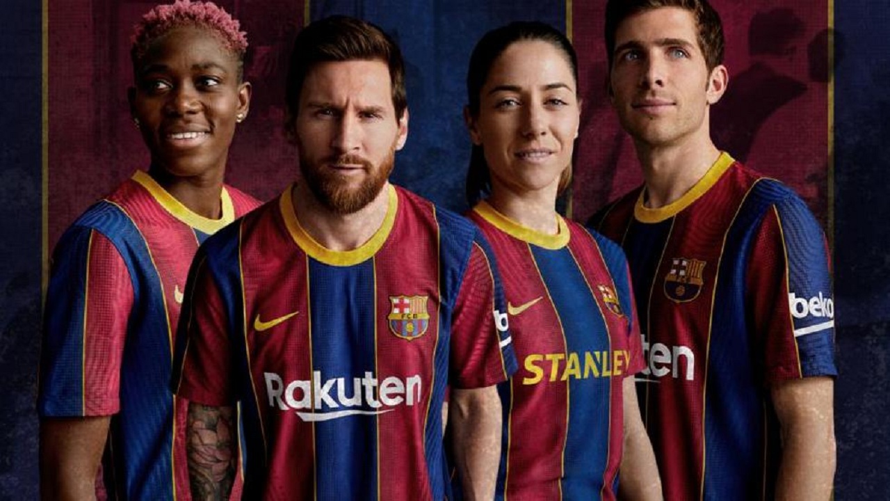 بالفيديو.. فريق برشلونة وعلى رأسه ميسي يستعرض القميص الجديد