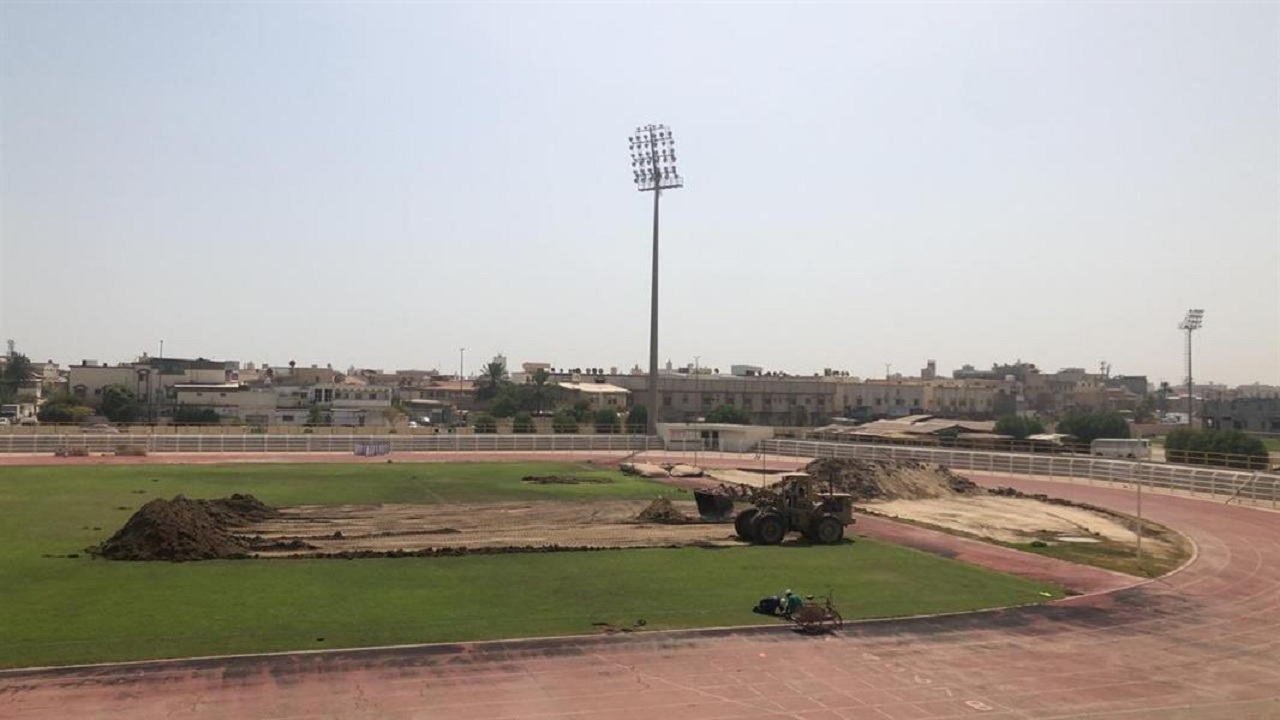 نادي الخليج يبدأ خطوات تطوير ملعب كرة القدم بإزالة أرضيته