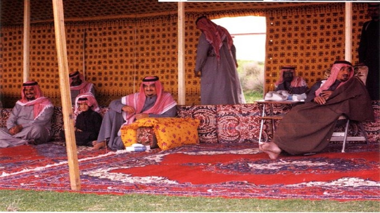 صورة نادرة للملك خالد قبل 41 عامًا في المخيم الملكي