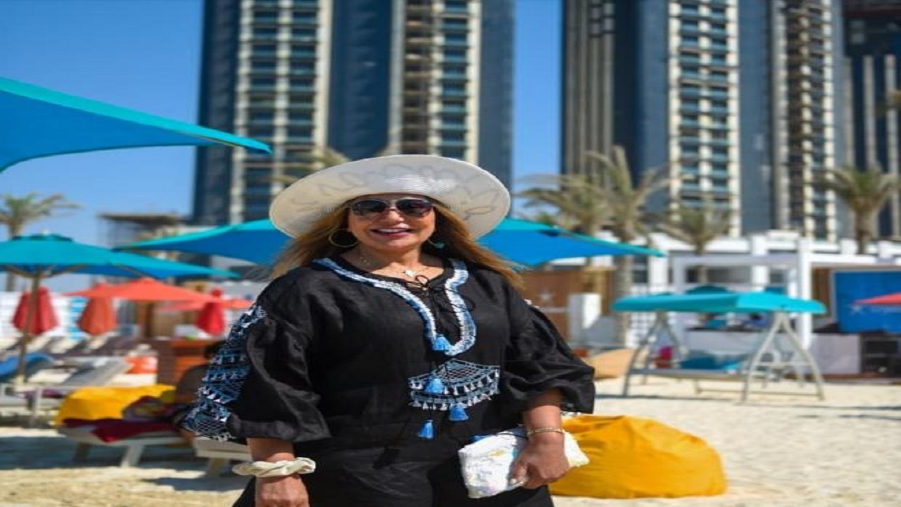 ليلى علوي تشارك متابعيها صورها بملابس البحر