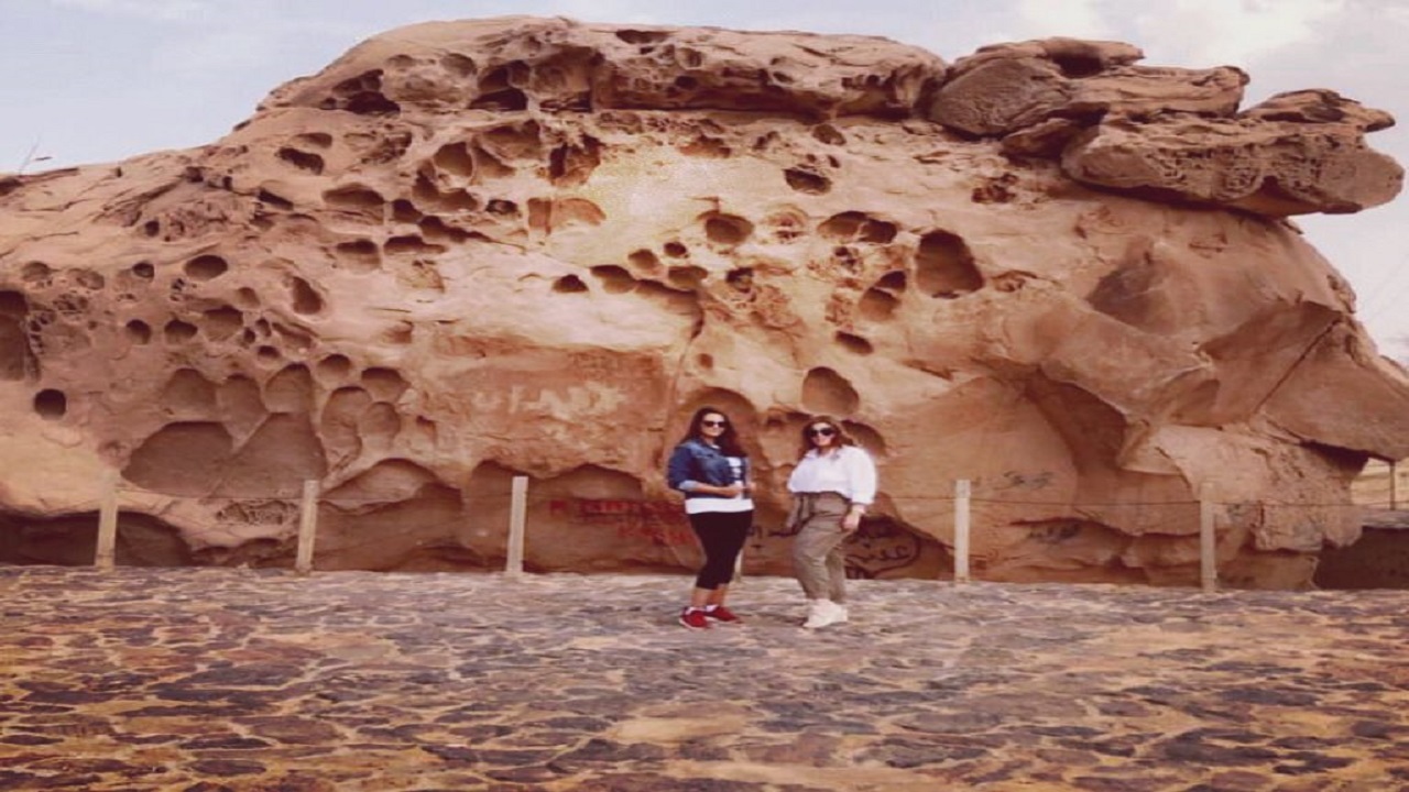 بالصور..الغواصة هيفاء الطويلعي وصديقتها يزوران صخرة &#8221; عنتر وعبلة &#8221; بالقصيم