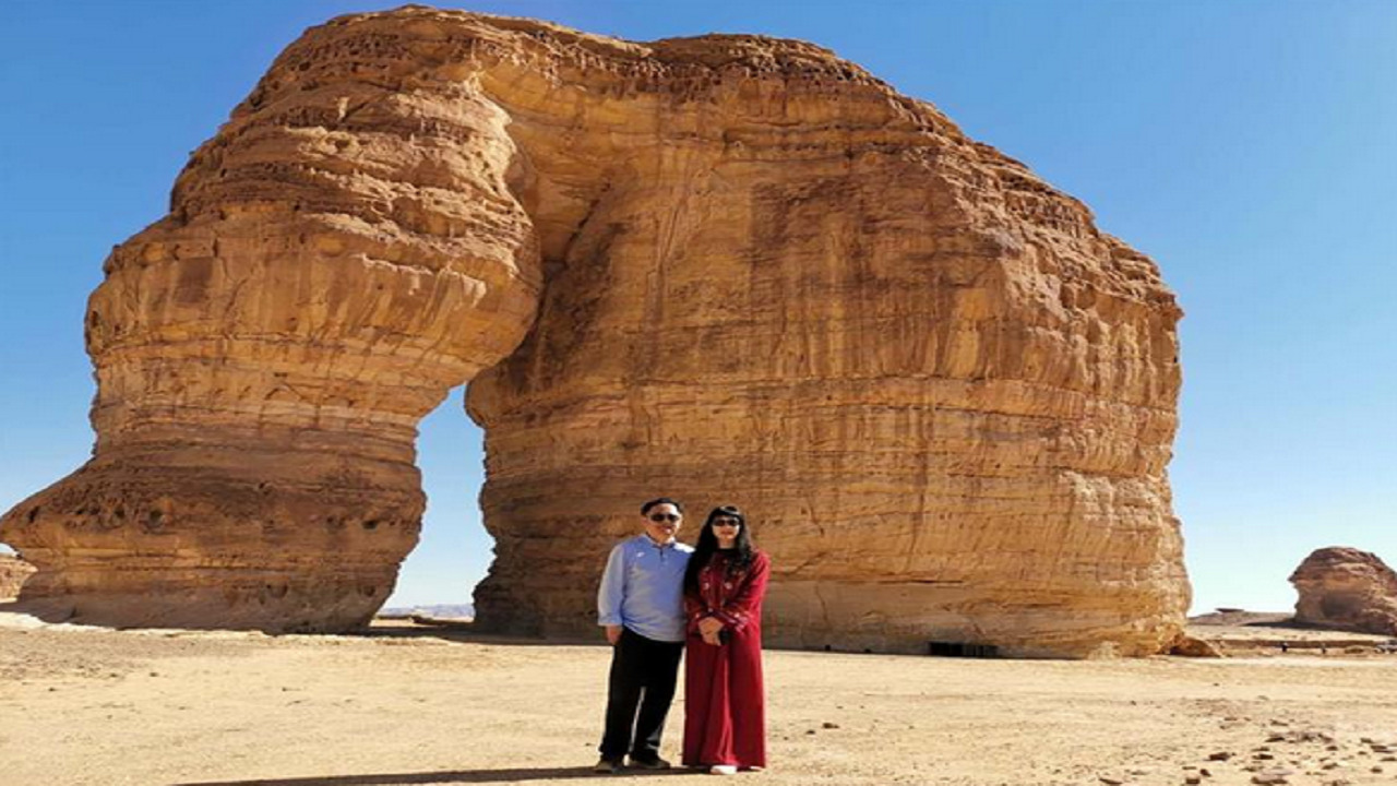 السفير الصيني يزور معالم تراثية في العلا