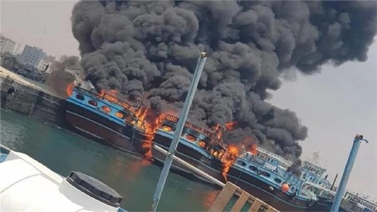 فيديو يوثق لحظة التهام النيران 7 سفن في ميناء بوشهر الإيراني