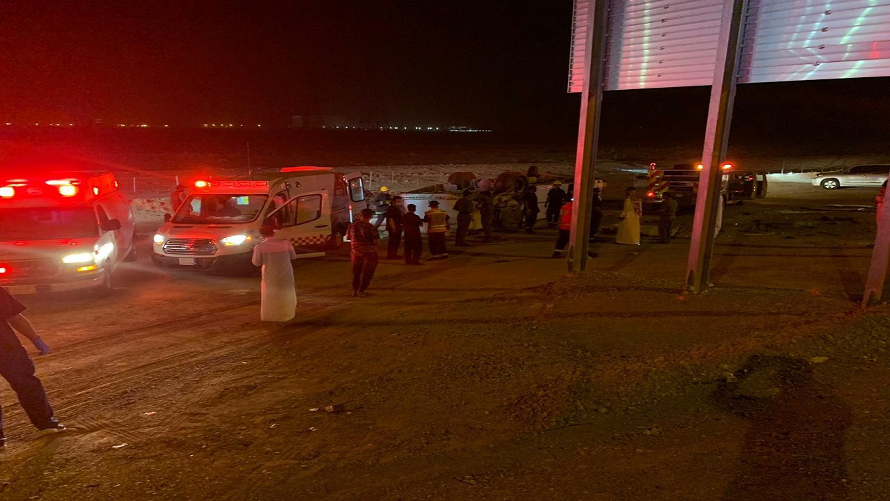 بالصور.. انقلاب حافلة يؤدي إلى وفاة وإصابة 17 شخصًا على طريق «الرياض &#8211; سدير»