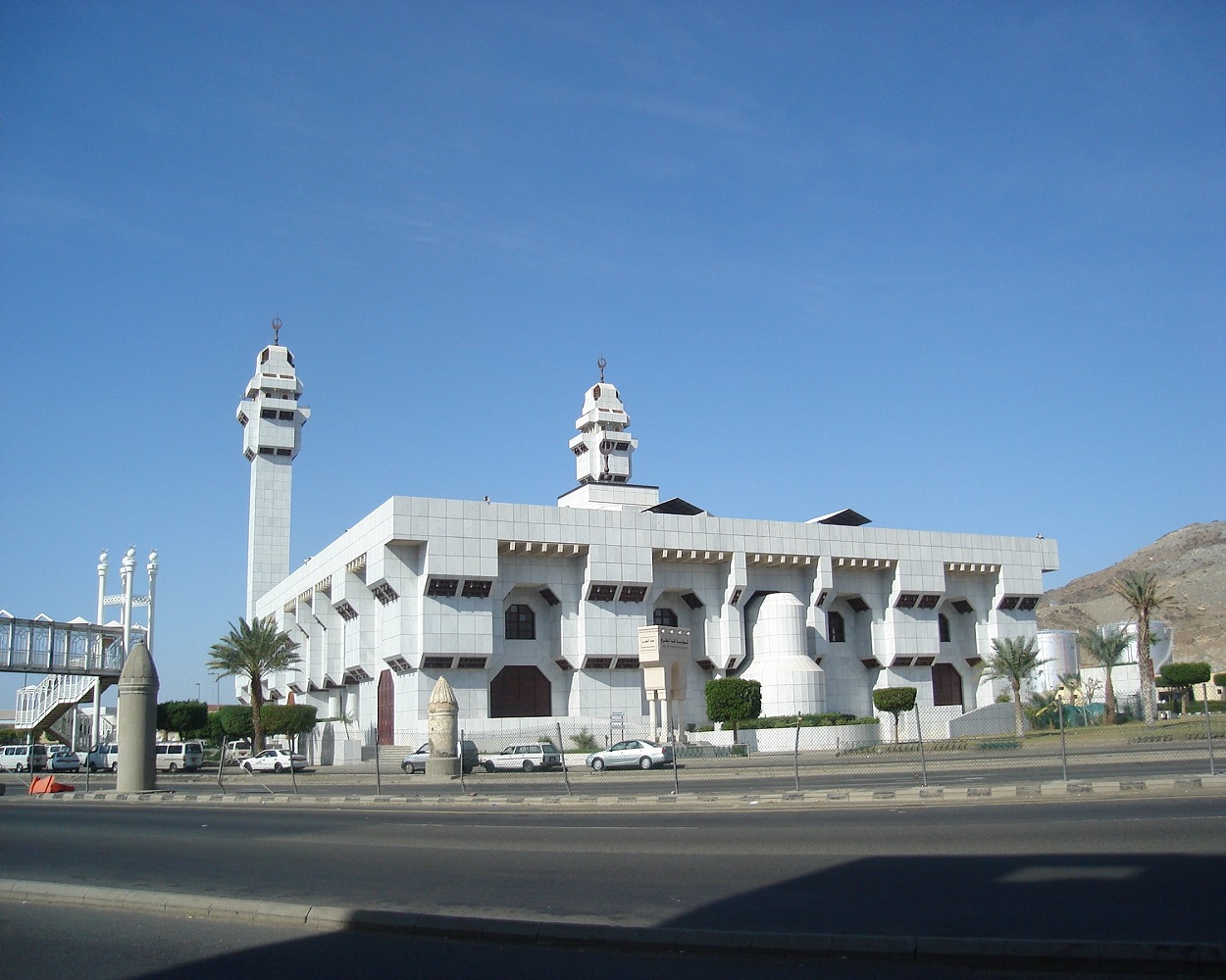 مسجد التنعيم أحد المعالم الإسلامية المعروفة بمكة