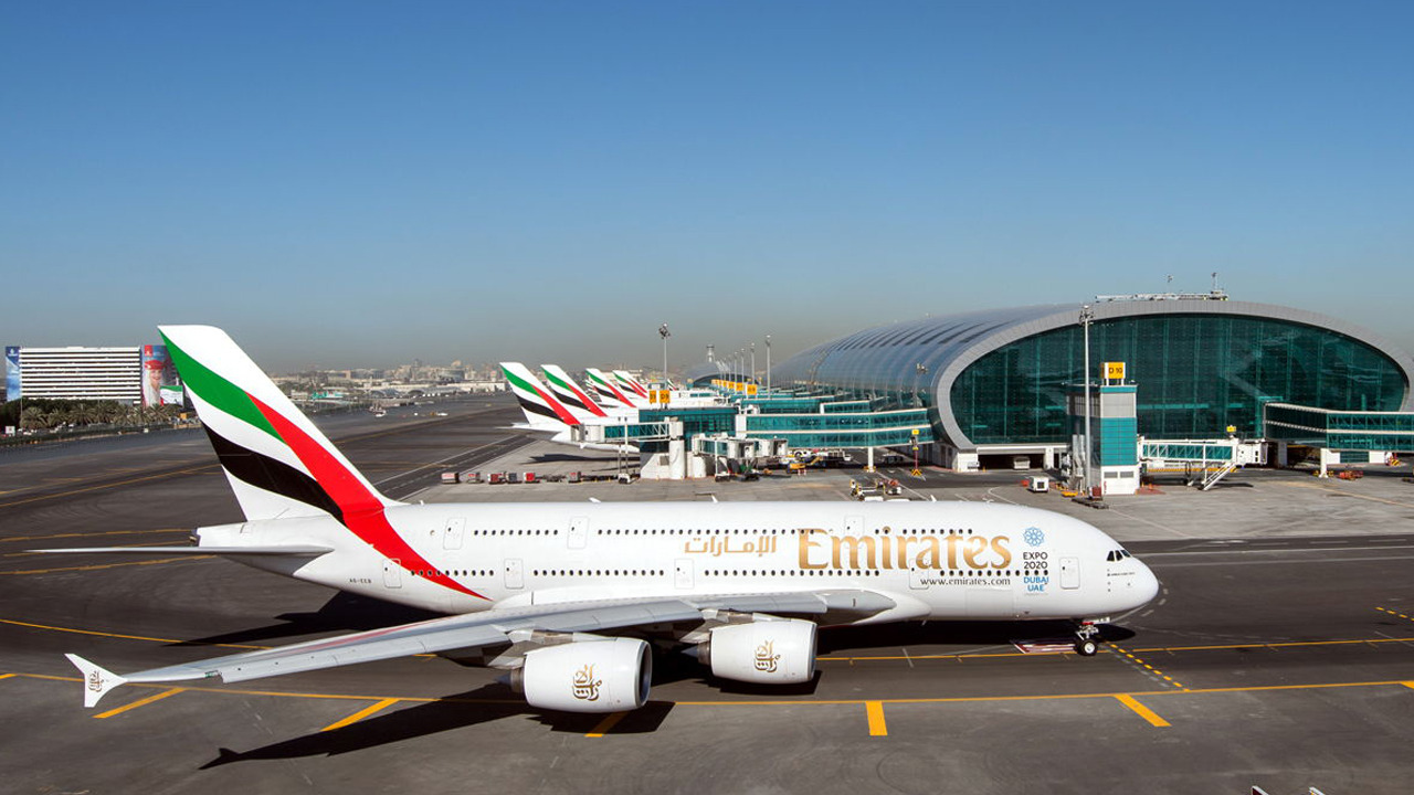 مطارات الإمارات تسمح للمواطنين والمقيمين بالسفر