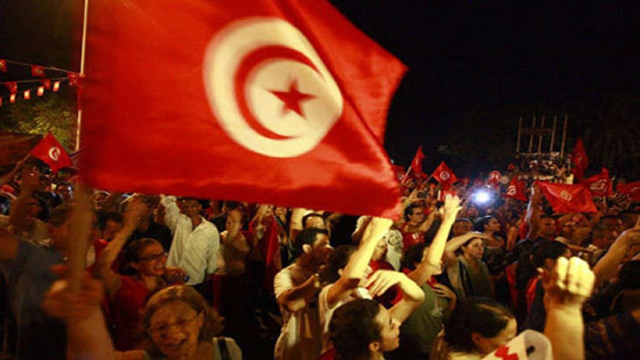 بالفيديو..مواجهات عنيفة بين الجيش ومحتجين في تونس