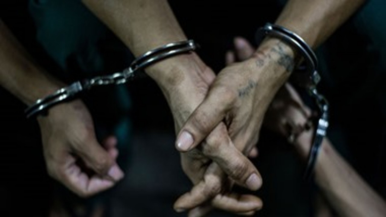 سجن رجل وأبنائه بسبب «المحلول المعجزة» للقضاء على الفيروس