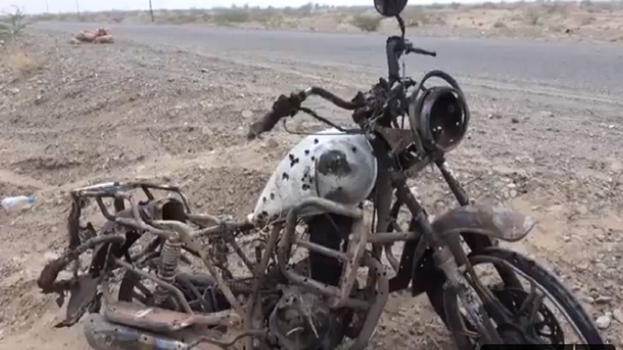شاهد..استهداف مليشيات الحوثي لشاب على متن دراجته بصاروخ حراري