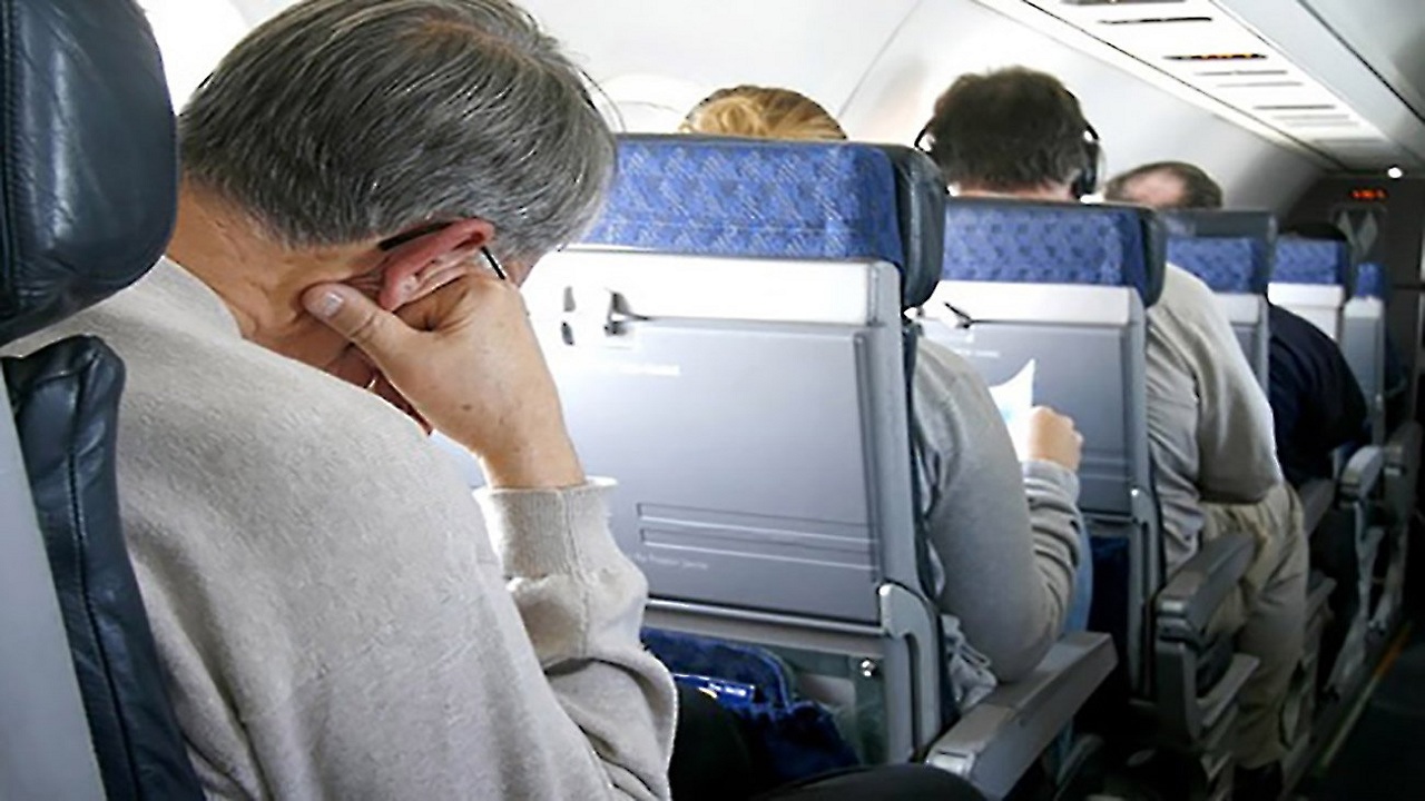 خطورة النوم في الطائرة