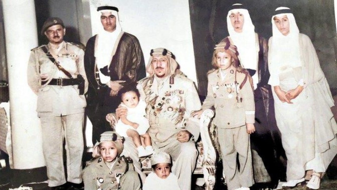 صورة نادرة للملك سعود بالملابس العسكرية برفقة أبنائه