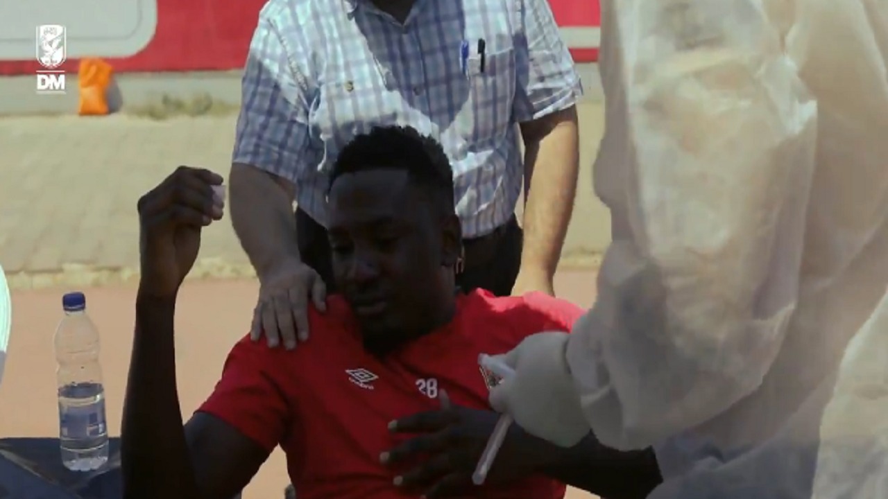 بالفيديو.. لاعب الأهلي المصري يُعذب الجهاز الطبي قبل إجراء مسحة كورونا