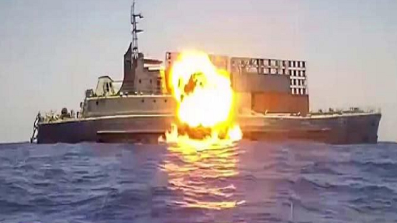 شاهد.. صاروخ &#8220;هاربون&#8221; مصري يغرق سفينة من ضربة واحدة