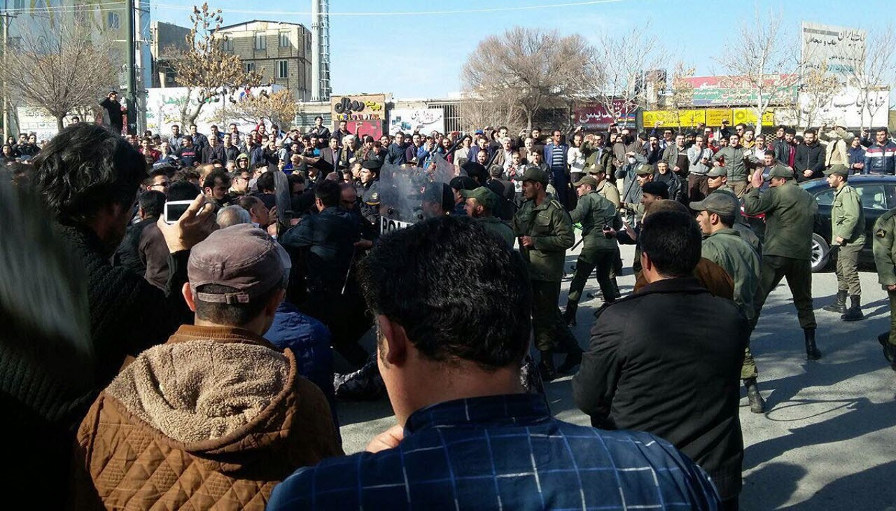 شاهد.. تدريب عناصر الأمن الإيراني على أساليب قمع المتظاهرين