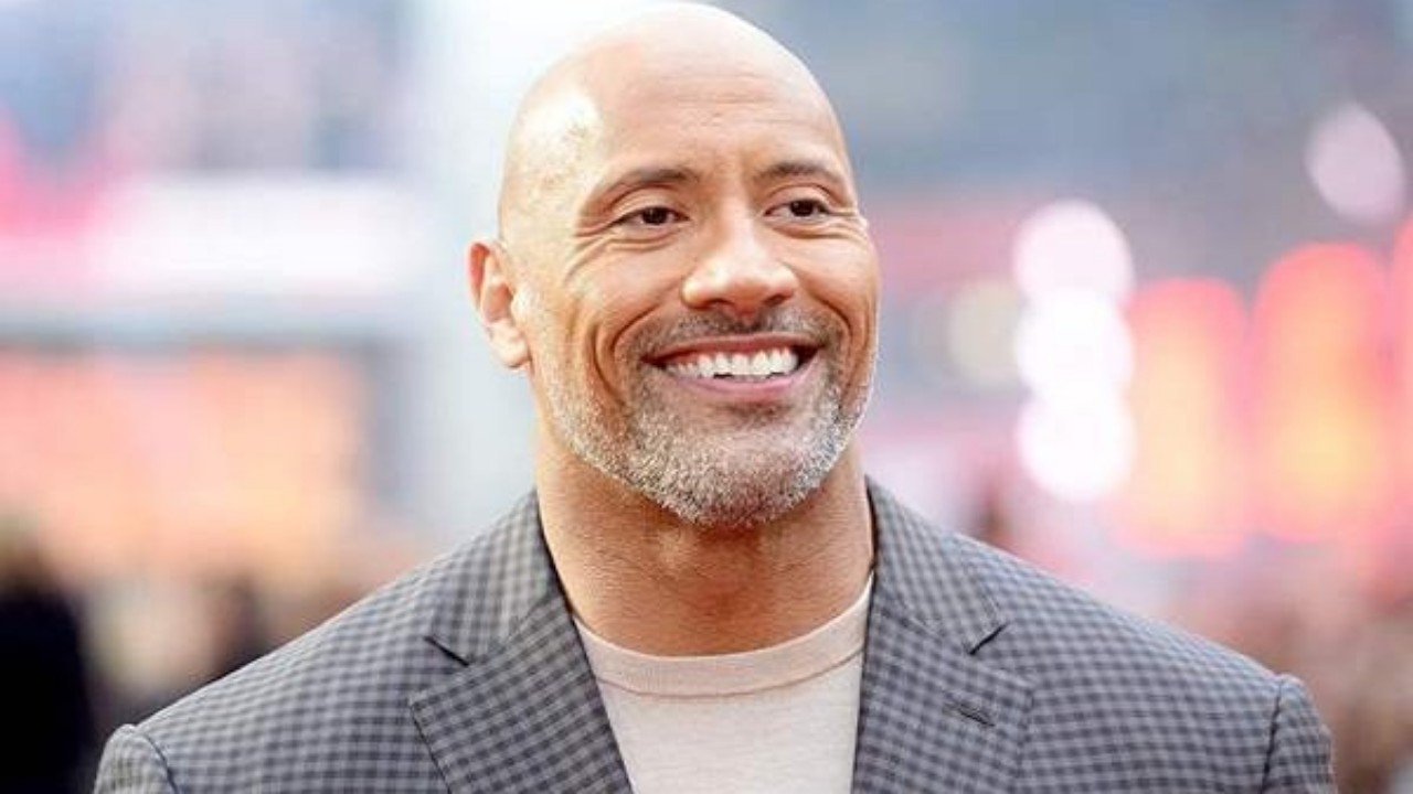 ابنة «The rock» تريد قتله في حوض السباحة (صورة)