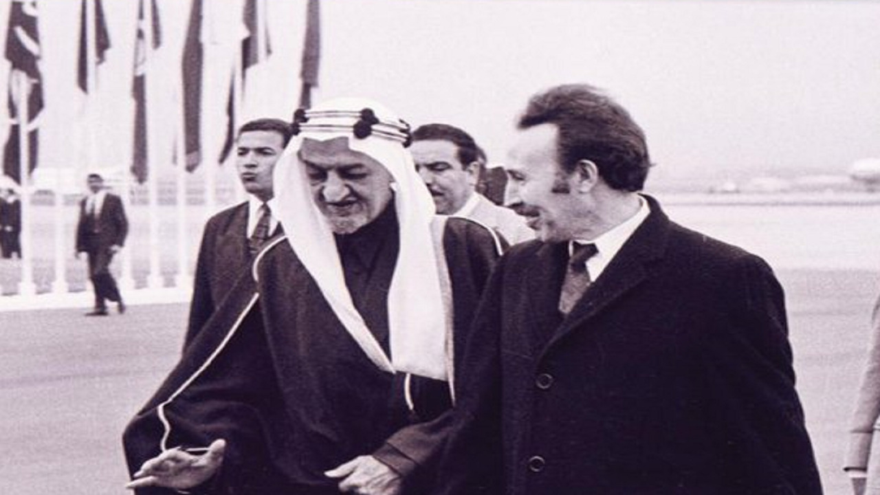 صورة قديمة للملك فيصل في أول زيارة رسمية له للجزائر