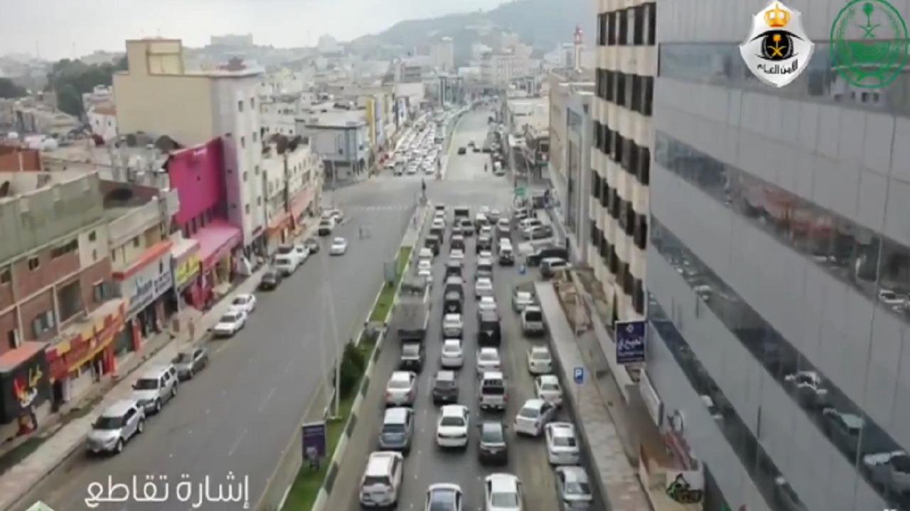بالفيديو.. &#8220;الدورانات&#8221; تفك زحام شوارع الباحة