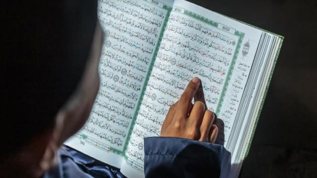 بالفيديو.. حكم إهداء ثواب قراءة القرآن للوالدين